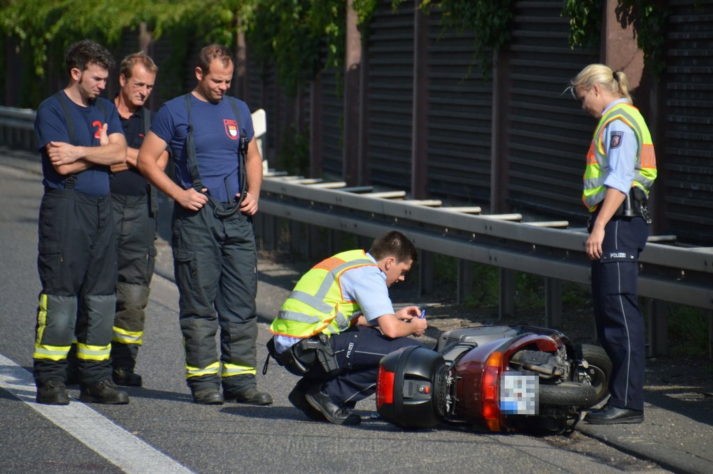 VU A4 Rich Aachen AS Koeln Klettenberg P34.JPG - 14.08.2014 Köln A4 Ausfahrt Eifeltor/Klettenberg, Kurz nach 9:00 entschied sich ein 73 jähriger Rollerfahrer (125ccm) im letzten Moment von der A4 die Ausfahrt Efeltor zu nehmen. Dabei streifte er ein Schild und die Leitplanke, stürzte schwer. Erlitt lebensgefähliche verletzungen und kam mit dem Hubschrauber ins Krankenhaus. Womoglich war auch sein Helm nicht richtig zugemacht.